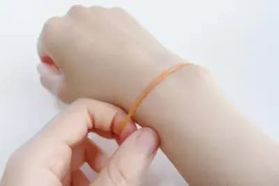 손목에 있는 고무줄이 실제로 감정을 관리하는 데 작은 도움이 되나요?