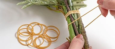 small rubber bands to tie flowers